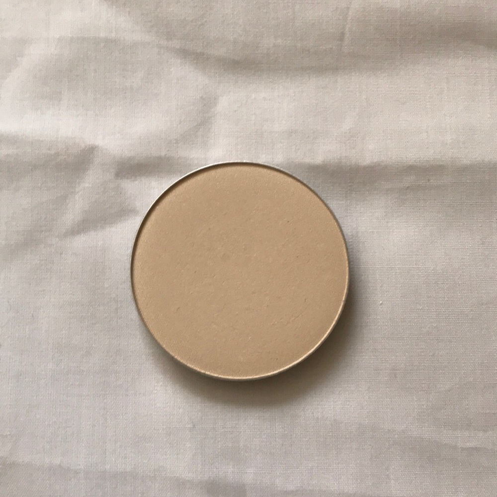 Mac loose pan emphasize powder